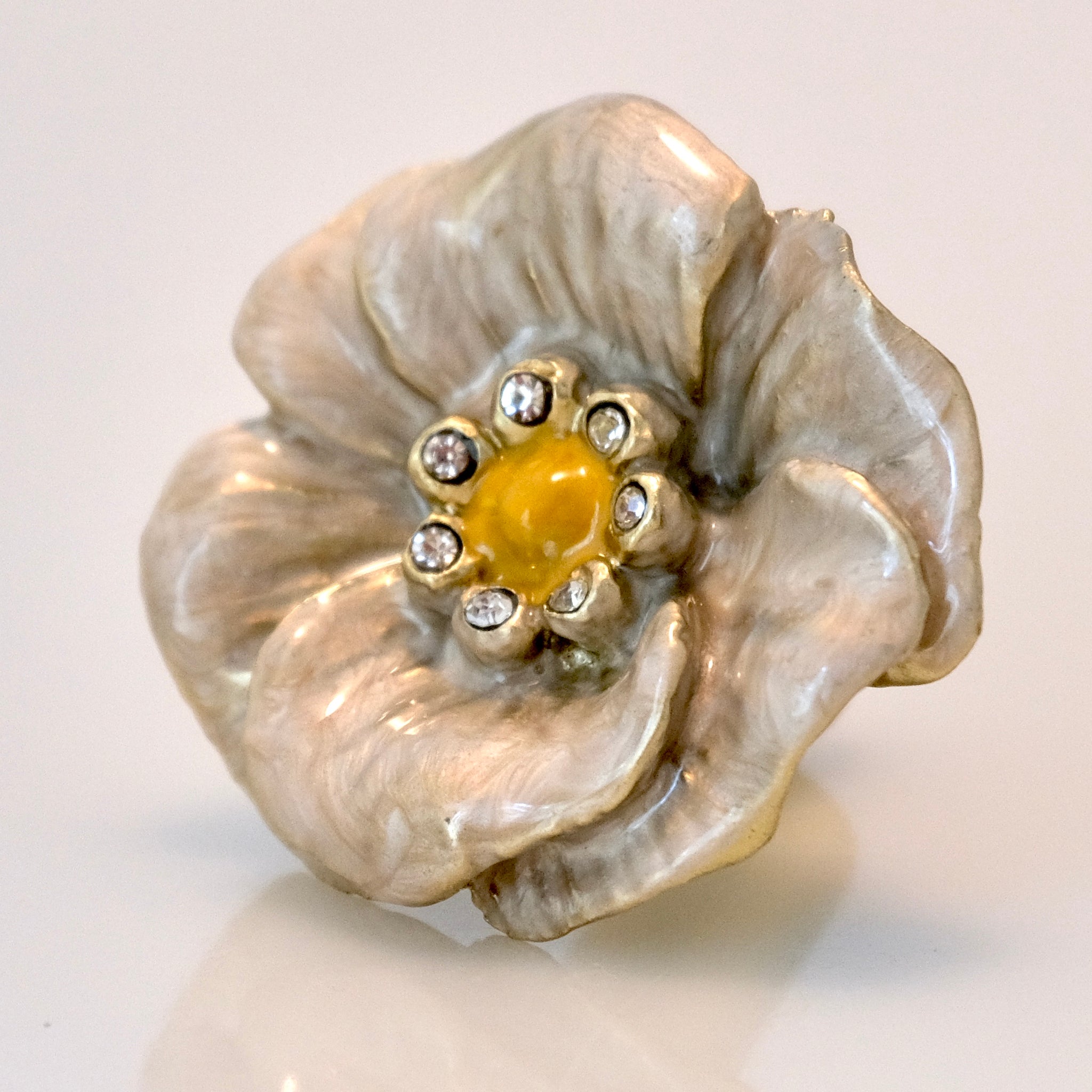 Flower Knob - Pearl White Forget-me-not. ON BACKORDER TILL DEC 1 2025. Order now at this price! Restock to change due to tariffs